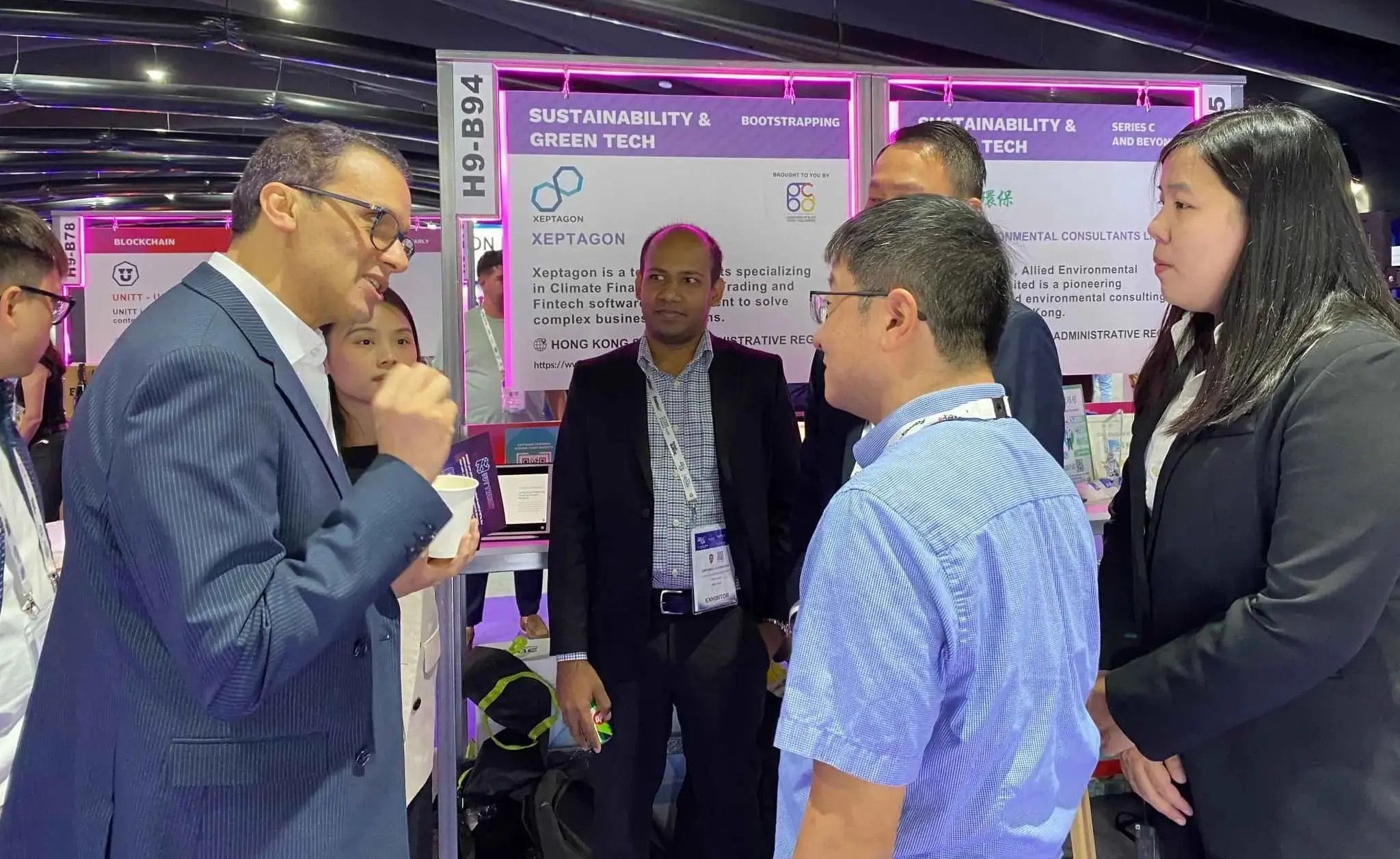 Xeptagon engaging in discussion with HKMA Executive Director